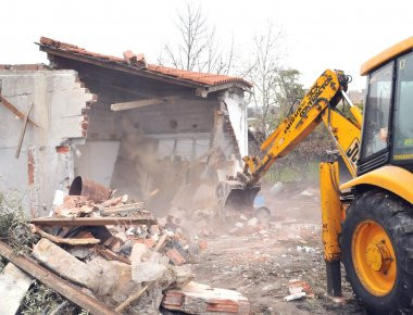 Aνενόχλητη η κυβέρνηση Ε.Ράμα γκρεμίζει τα σπίτια των Ελλήνων της Χειμάρρας λόγω... τουρισμού! (εικόνες)